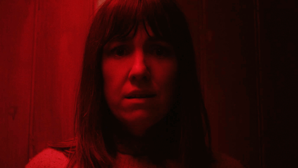 'Fréwaka'排他的なクリップ：地下室に恐ろしい潜んでいる何か